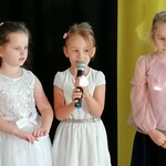 Na zdjęciu 3 dziewczynki podczas mówienia wiersza.jpg