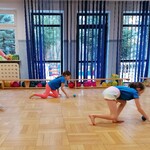 Na zdjęciu dwie dziewczynki podczas ćwiczenia z piłeczkami.jpg