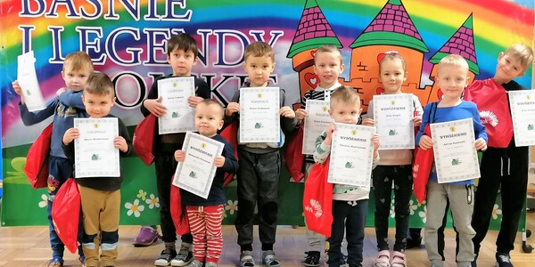 Na zdjęciu nagrodzone i wyróżnione dzieci w konkursie plastycznym "Baśnie i legendy polskie" i wyró.jpg