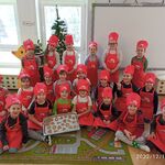 Grupa najstarszych przedszkolaków prezentuje na tacy przygotowane do pieczenia pierniczki..jpg