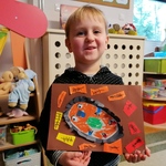 Na zdjęciu  chłopiec prezentuje swoją pracę 
