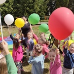 Zdjęcie przedstawia grupę dzieci trzymających w rękach kolorowe balony..jpg