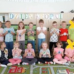 Grupa dzieci 5,6-letnich trzymająca napis  - Dzień kropki.