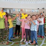 Dzieci w parach łączą dwie połówki tworząc kropkę.