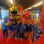 DZIEŃ PRZEDSZKOLAKA 2024. Dzieci ubrane w niebieskie koszulki z logo JEDYNECZKA  pozują do zdjęcia z maskotką Jagielloni.jpg