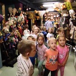 Przedszkolaki w wieku 4-5 lat zwiedzają piwnicę teatralną. Znajdują się w niej lalki z innych spektakli..jpg
