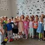 19 przedszkolaków wieku 4-5 lat w atmosferze zaciekawienia czeka w holu teatru na przedstawienie pt. KASZALOT..jpg