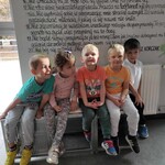 5 przedszkolaków w wieku 4-5 lat czeka na spektakl w BTL.jpg