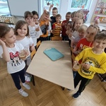 Dzieci próbują soku pokazując kciuki w górę co oznacza że sok jest pyszny.