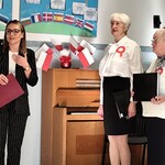 Dyrektor przedszkola mgr Paulina Wołejko dziękuje chórzystom za występ. 