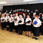 Chór ISMENA  podczas śpiewania pieśni patriotycznych. Z lewej strony dyrygent chóru - p. Ewa Kułak.