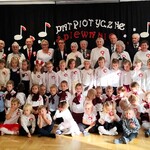 Członkowie chóru ISMENA , dzieci z przedszkola, p. dyrektor - mgr Paulina Wołejko i dyrygent chóru  - p. Ewa Kułak podczas wspólnego zdjęcia.