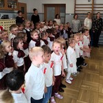 Dzieci i pracownicy przedszkola podczas śpiewania hymnu.