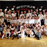 Wspólne zdjęcie pracowników przedszkola z chórzystami i dziećmi  z przedszkola .
