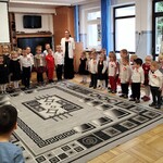 Dzieci ubrane na galowo, stoją i śpiewają hymn. Na zdjęciu widać pracowników przedszkola i p. dyrektor mgr Paulinę Wołejko. 