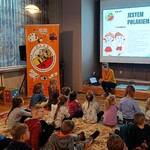 Dzieci z grupy Pszczółki siedzą na dywanie przed Panią Anią. Rozmawiają na temat bardzo ważny dla każdego Polaka - co to znaczy że jestem Polakiem, jakie są symbole narodowe czy nazwy stolic Polski.