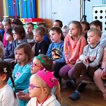 Dzieci z przedszkola podczas oglądania przedstawienia.