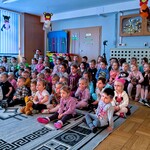 Dzieci z przedszkola podczas oglądania przedstawienia.