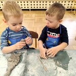 Jak myślisz , co można z tego zrobić? -  dwóch chłopców podczas lepienia z gliny..