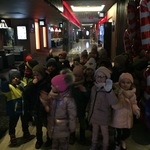 Dzieci w hallu kina Galerii Białej.