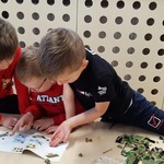 Chłopcy bawiący się Lego od Mikołaja.