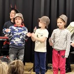 Na zdjęciu pastuszkowie grający na janczarach,. W tle diabeł przy instrumencie klawiszowym i król, grający na skrzypcach.