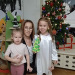 Mama z dwiema córkami prezentuje choinkę, którą wspólnie zrobiły