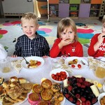 Wigilia w grupie I  - Chłopcy przy świątecznym stole.
