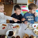 Wigilia w grupie I  - Dzieci wybierają potrawy.