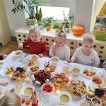 Wigilia w grupie I - Grupa dzieci przy świątecznym stole.