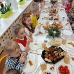 Wigilia w grupie II - Dzieci jedzą tradycyjne świąteczne potrawy.