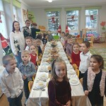 Wigilia w grupie II - Dzieci wraz z nauczycielami śpiewają  kolędę.