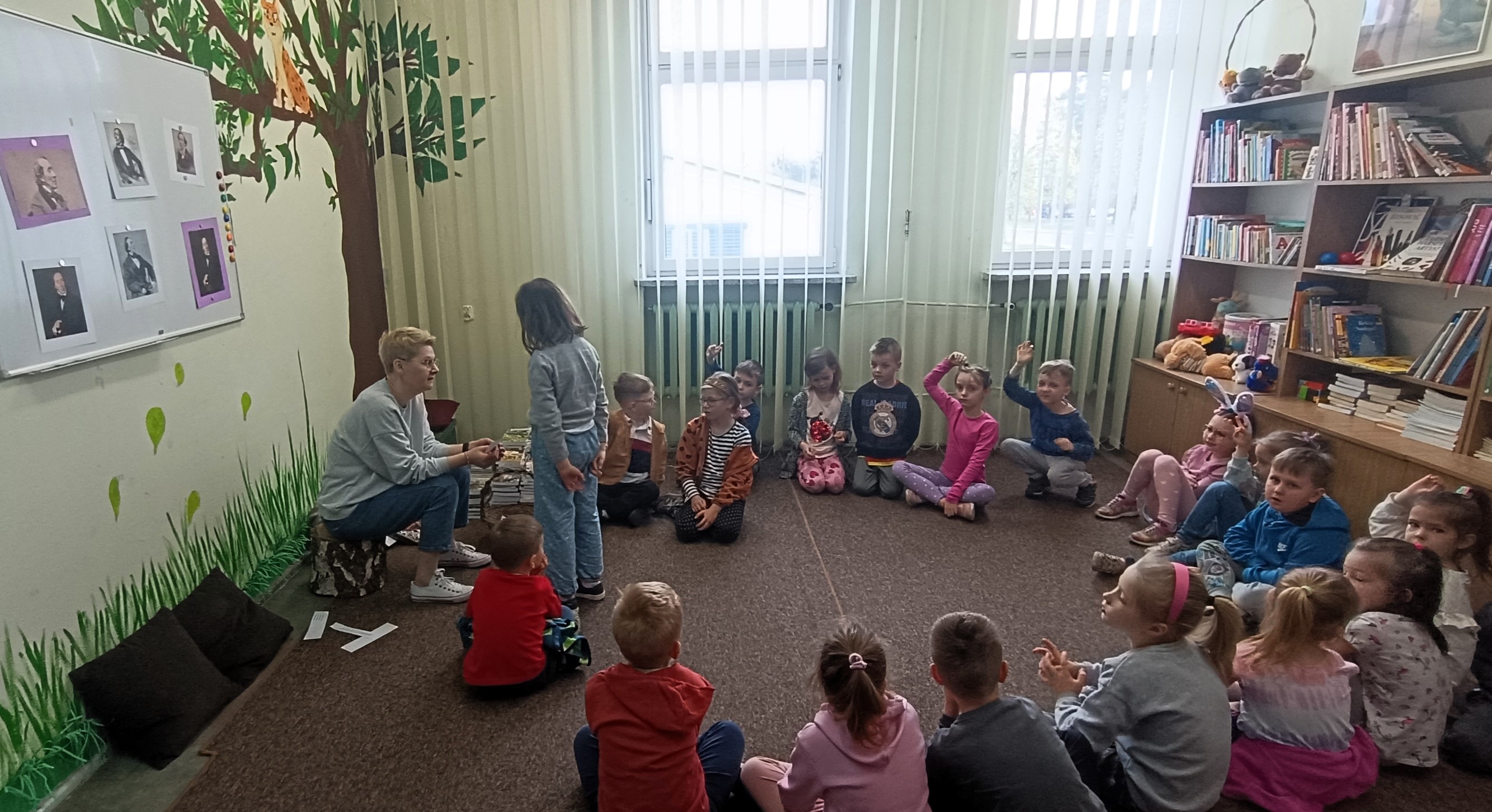 Pszczółki - zajęcia w bibliotece o Andersenie-5.jpg