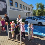 Dzieci przed Białostockim Teatrem Lalek..jpg