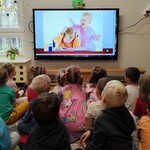 Dzieci z najmłodszej grupy oglądają slajd przedstawiający akt przemocy wśród dzieci..jpg