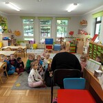 Chojrak i przyjaciele - mama Leny z gr.II czyta książkę o przyjaźni..jpg