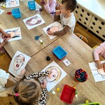 Jeżyki podczas pracy plastycznej o emocjach.jpg