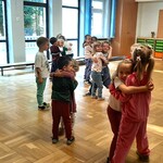 Dzieci z gr. II przytulają się do siebie robiąc tzw. misiaczki.jpg