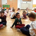 Dzieci z gr. II w parach - siedząc na podłodze bawią się w zabawę pod nazwą lustro.jpg