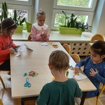  Dzieci przy stolikach tworzą Serduszka przyjaźni.jpg