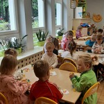  Dzieci przy stolikach tworzą Serduszka przyjaźni.jpg