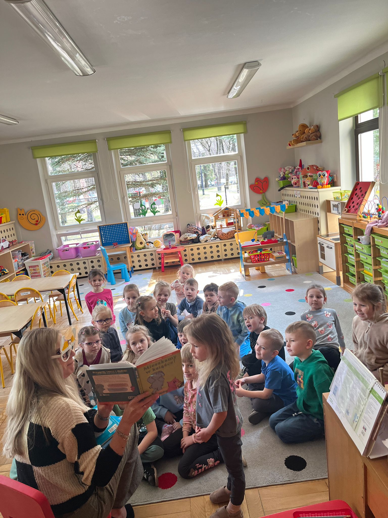 Gość z książką w grupie "Biedronki" - 27.03.2026.jpeg