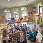 Gość z książką w grupie 